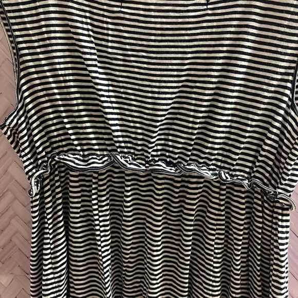 Max studio sleeve blouse, black and white stripes, size small, flares under bust - Picture 4 of 5